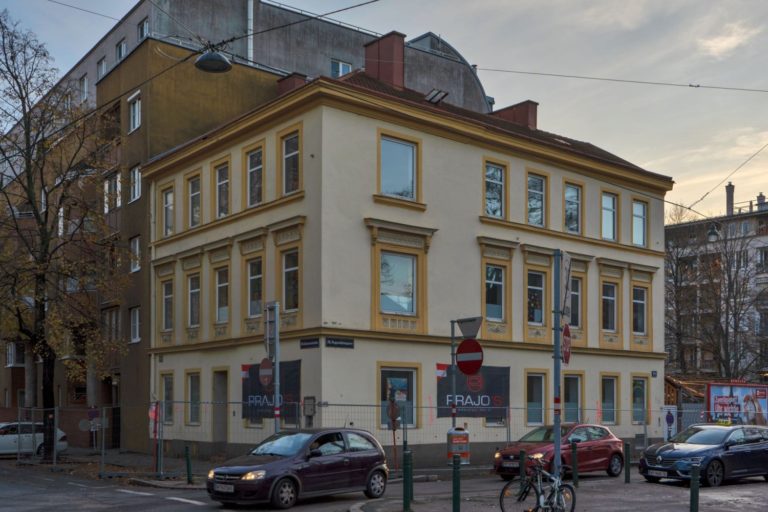 Gründerzeithaus in der Dammstraße 33, Bauzaun, Wien-Brigittenau