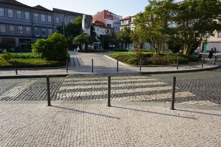 Park und gepflasterte Straße in Porto, Portugal