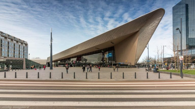 Platz vor der Rotterdamer Hauptbahnhof