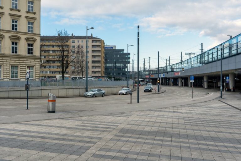 Straße neben dem Wiener Hauptbahnhof, Brücke, Häuser