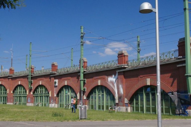 historische Stadtbahnbögen in Wien, Backstein, Oberleitungen, Wiese