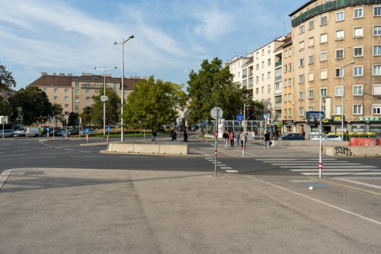 Verkehrsknotenpunkt am Südtiroler Platz an der Grenze von 4. und 10. Bezirk