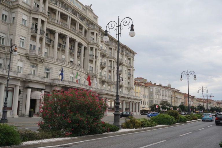 Straße mit Laternen in Triest, Italien