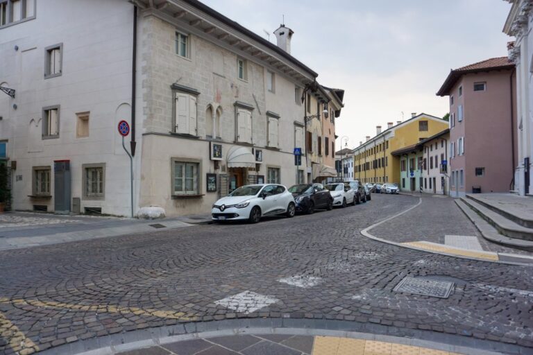 öffentlicher Raum mit Pflasterung im Zentrum von Udine, Italien