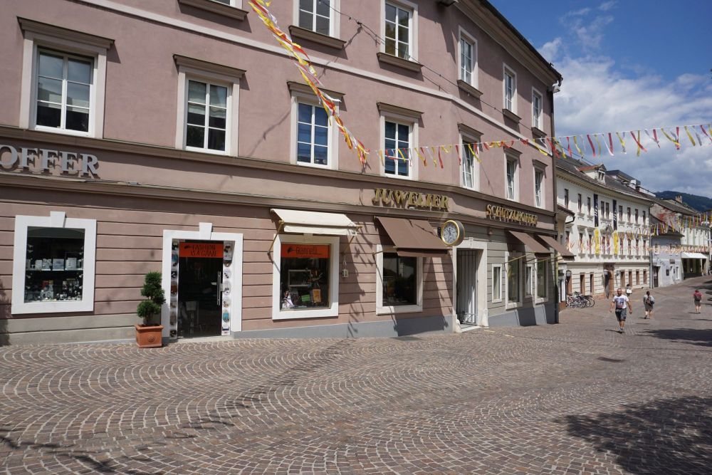 historische Gebäude und Fußgängerzone in Villach, Kärnten