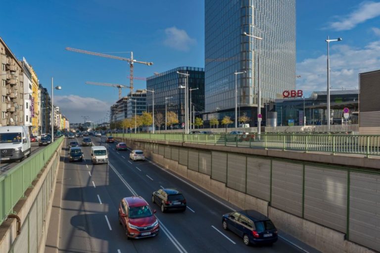 Autoverkehr am Wiedner Gürtel beim Wiener Hauptbahnhof