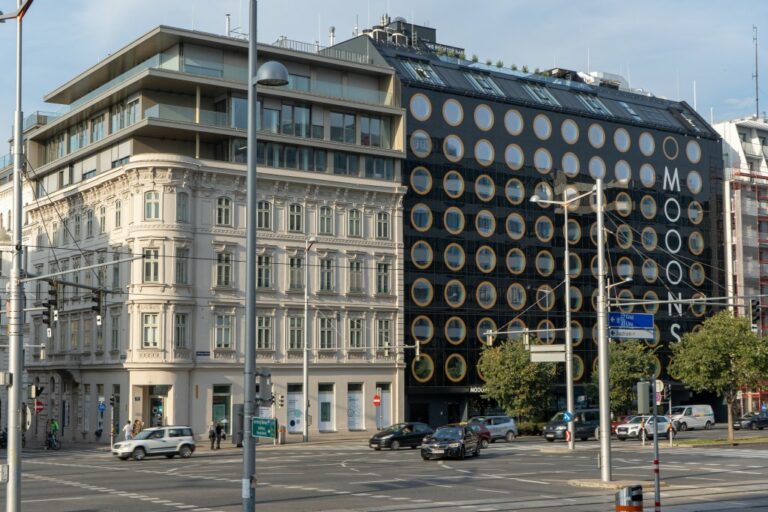 Häuser am Wiedner Gürtel, Gründerzeithaus mit aufgesetzten Geschoßen, Hotel "Mooons"