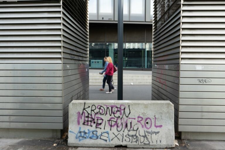 Lüftungsanlagen und Betonsperre am Wiedner Gürtel vor einem Bürohaus