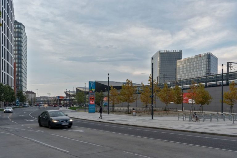 öffentlicher Raum beim Wiener Hauptbahnhof, Rückseite, Straße, Bäume, Hochhäuser