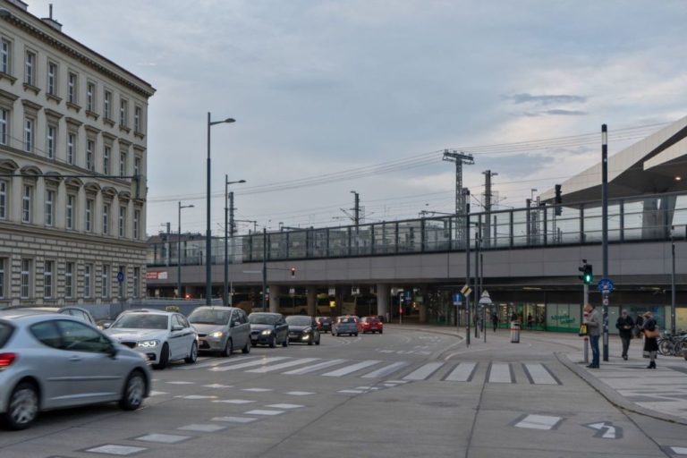 Verkehr auf der Sonnwendgasse beim Wiener Hauptbahnhof