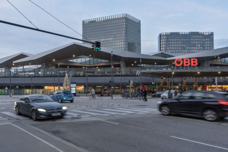 Autoverkehr auf der Sonnwendgasse beim Wiener Hauptbahnhof