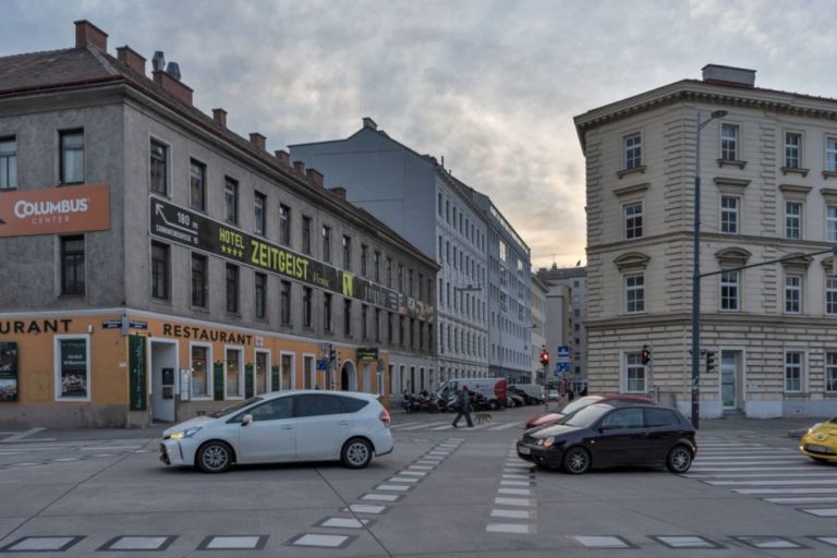 Autoverkehr auf der Sonnwendgasse beim Wiener Hauptbahnhof, Johannitergasse Richtung Favoritenstraße, Gründerzeithäuser