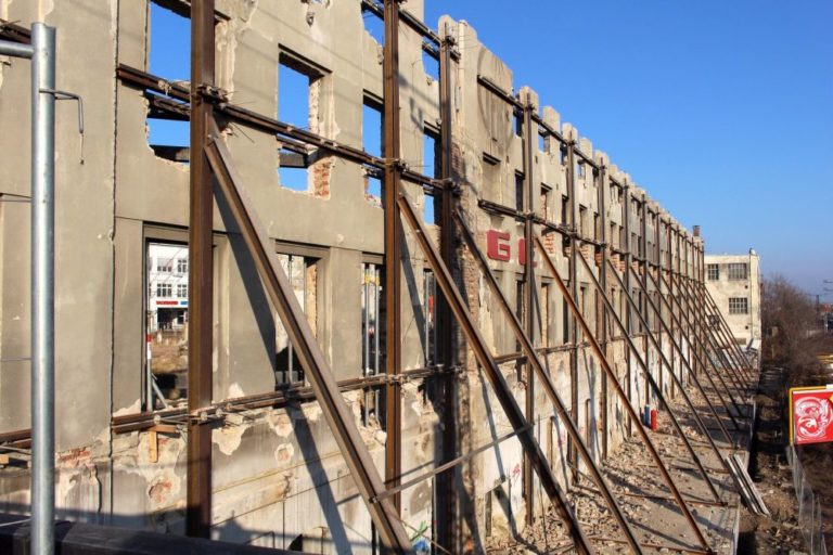 Fassade der entkernten Gebe-Fabrik in Wien