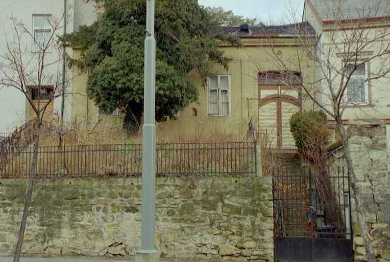 Mauer und altes Wohnhaus