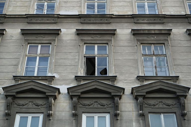 Gründerzeithaus Hetzgasse 8 mit kaputtem Fenster