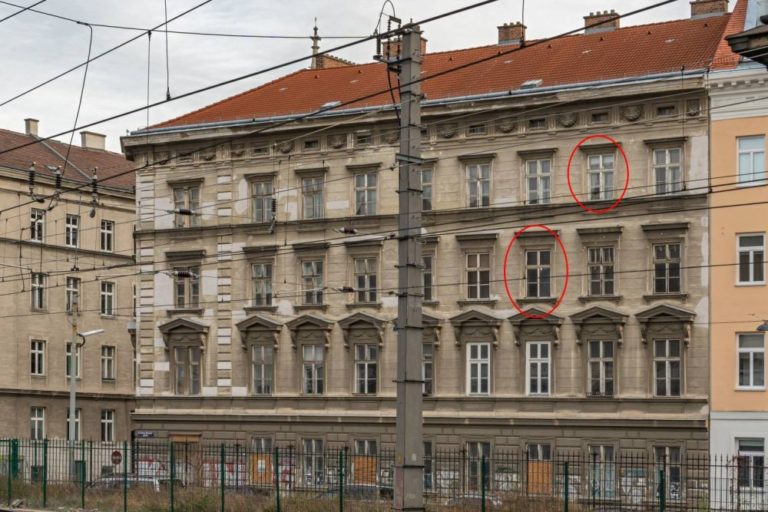 renovierungsbedürftiges Gründerzeithaus in Wien, Oberleitungen, Zaun, Hetzgasse, Untere Viaduktgasse