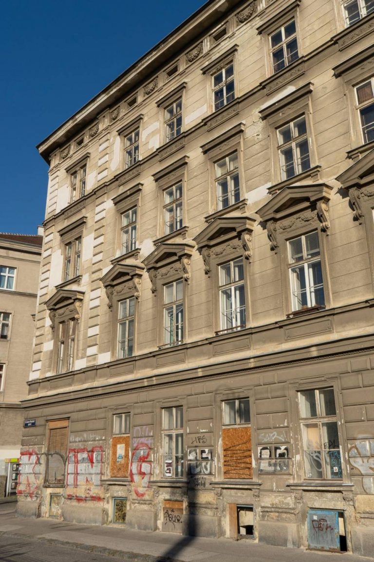 renovierungsbedürftiges Gründerzeithaus in Wien, Hetzgasse 8