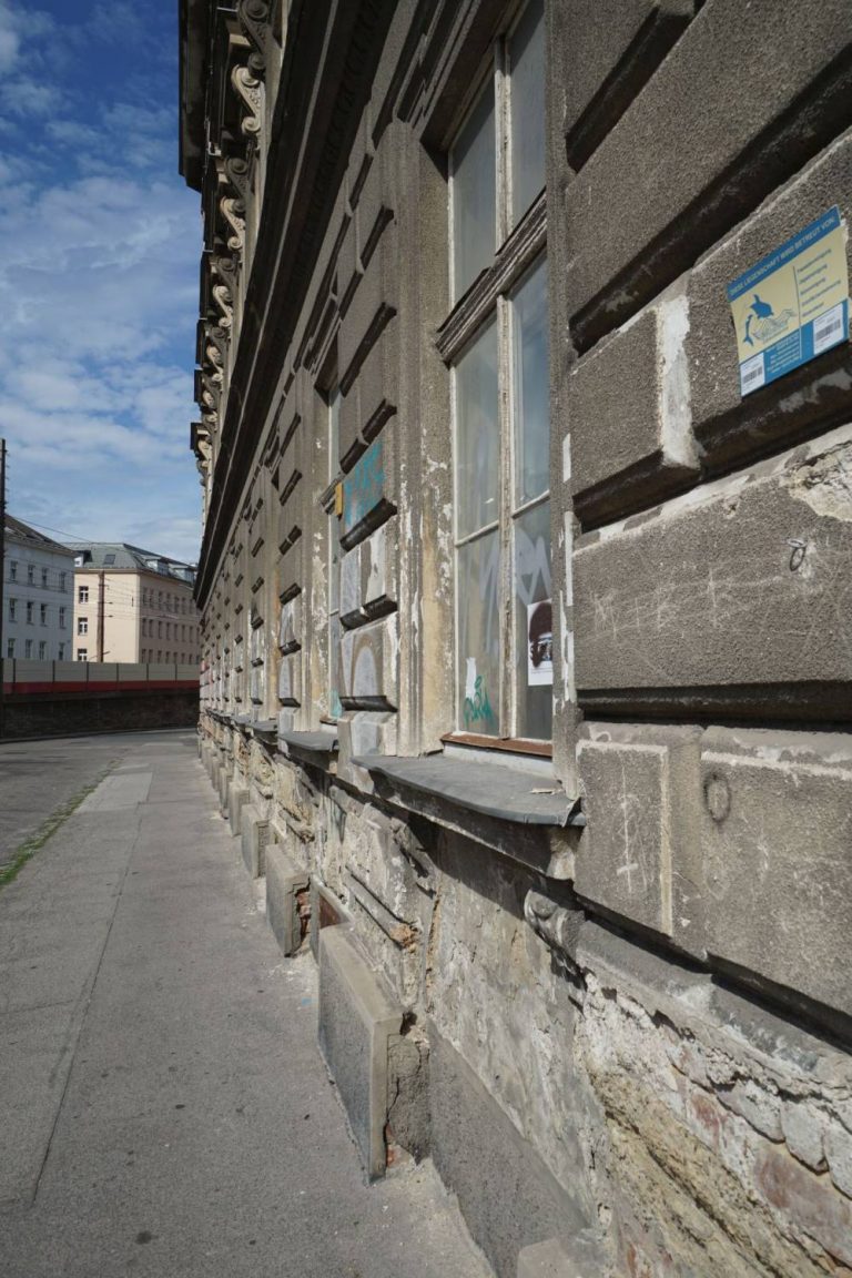 Erdgeschoß eines renovierungsbedürftigen Gründerzeithauses in Wien