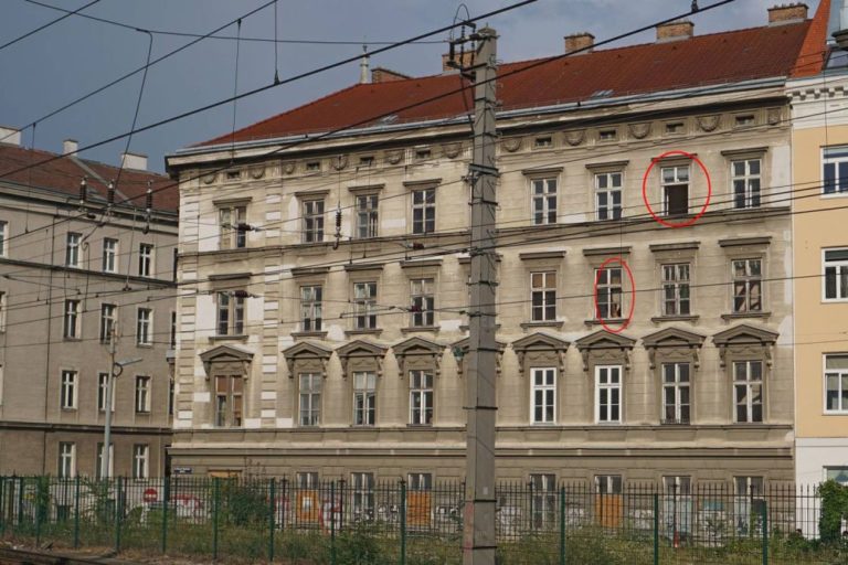 renovierungsbedürftiges Gründerzeithaus in Wien, Oberleitungen, Zaun, Hetzgasse, Untere Viaduktgasse