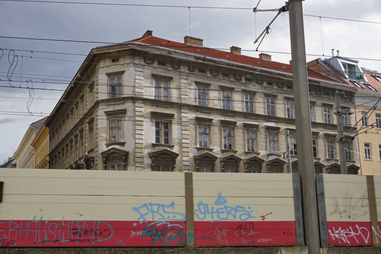 Gründerzeithaus Hetzgasse 8 vor Bahntrasse bei Wien Mitte, Landstraße (3. Bezirk)