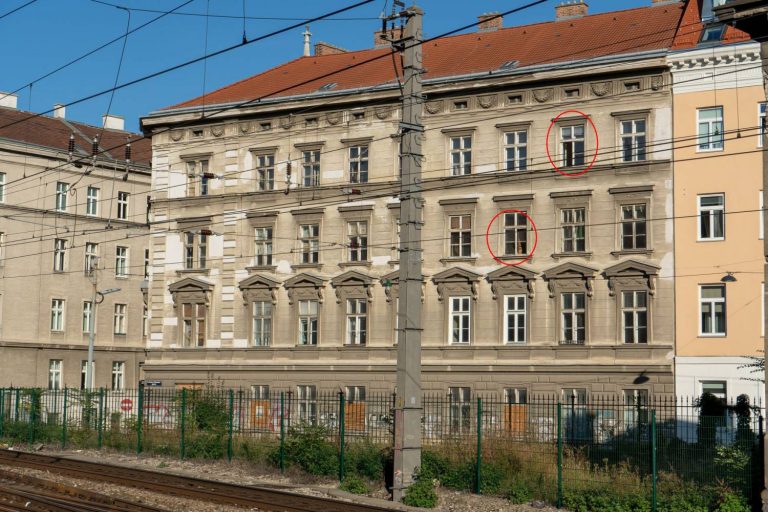 renovierungsbedürftiges Gründerzeithaus in Wien, Oberleitungen, Zaun, Hetzgasse, Untere Viaduktgasse