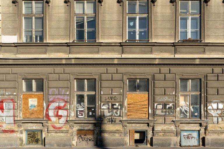 Erdgeschoßfassade des Gründerzeithauses Hetzgasse 8 in Wien Landstraße (3. Bezirk)