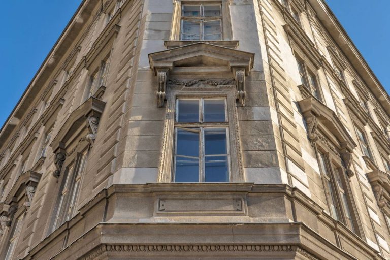 Fenster eines Gründerzeithauses in Wien, Hetzgasse 8, Stuck