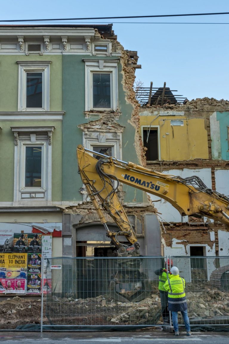 altes Haus Hofmühlgasse 6 wird wegen U-Bahn-Baus abgerissen, 2019, Wien-Mariahilf
