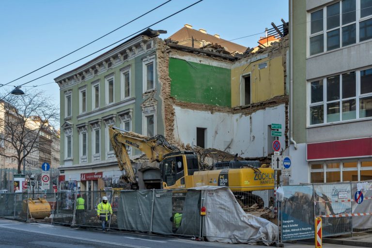 altes Haus Hofmühlgasse 6 wird wegen U-Bahn-Baus abgerissen, 2019, Wien-Mariahilf