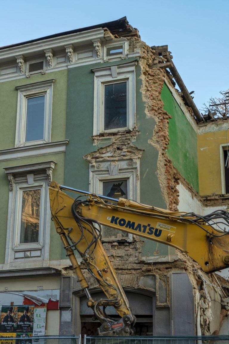 altes Haus Hofmühlgasse 6 wird wegen U-Bahn-Baus abgerissen, 2019, Wien-Mariahilf