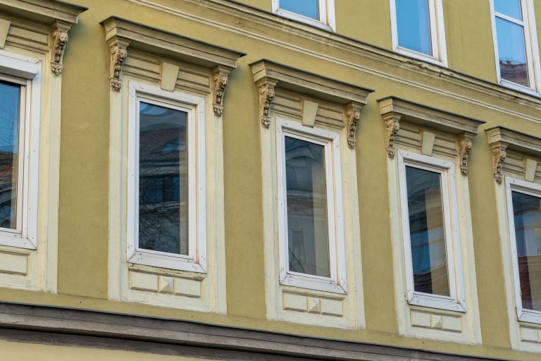 Fenster des Hauses Hofmühlgasse 6 in Wien-Mariahilf, abgerissen 2019