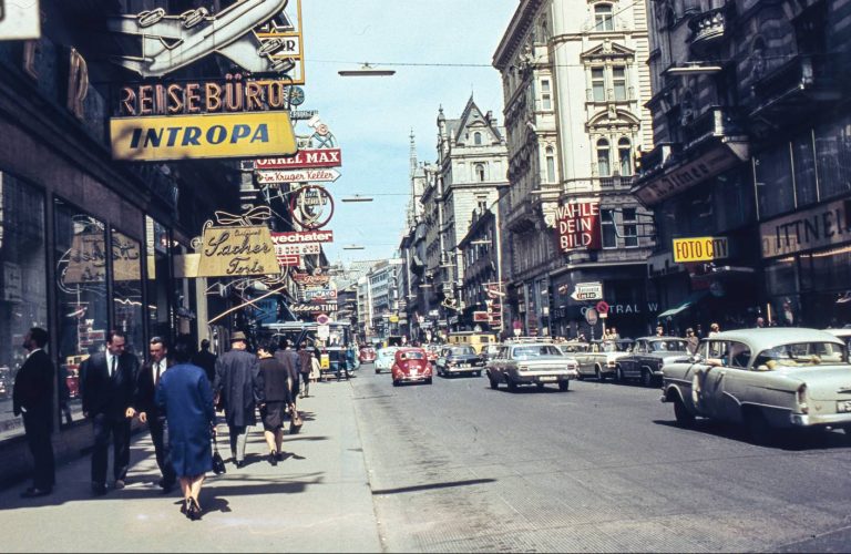 Kärntner Straße vor dem Umbau zur Fußgängerzone, 1967, Wien