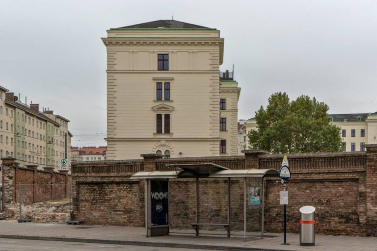 Abriss einer historischen Mauer in Wien vor einem Gründerzeithaus, Landstraßer Hauptstraße, BVT, Rennweg-Kaserne, Ziegel, Gemeindebau, Autobushaltestelle