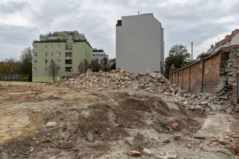 Abriss einer historischen Mauer in Wien, Schutt, Baustelle, Wohnhäuser, Erde, Bäume, Backstein