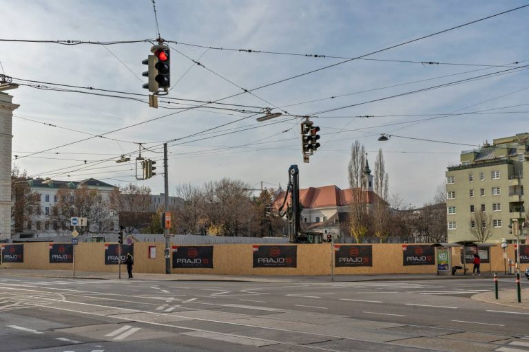 abgerissene historische Mauer in Wien vor einer Kreuzung