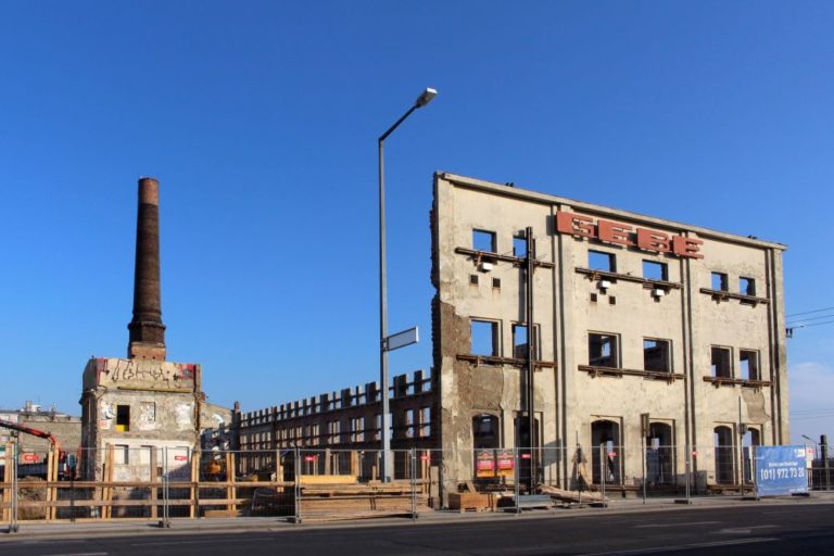 Fassade der entkernten Gebe-Fabrik in Wien