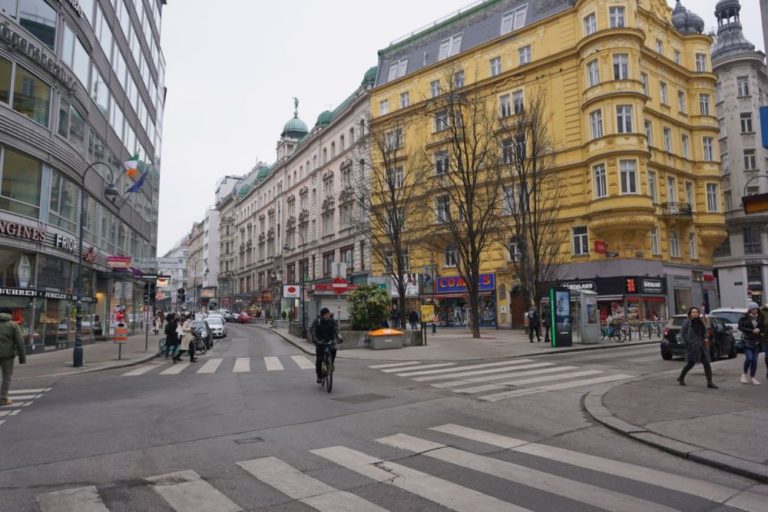 Rotenturmstraße vor der Umgestaltung, Februar 2019, Innere Stadt, Wien, Gründerzeithäuser, Radfahrer, Fahrbahn, Winter