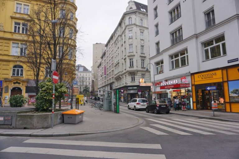 Rotenturmstraße, 1010-Wien, vor dem Umbau zur Begegnungszone, Gründerzeithäuser, Straße, Autos