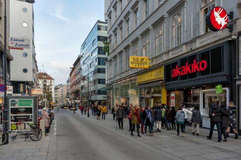 Rotenturmstraße nach dem Umbau zur Begegnungszone, Wien, Innere Stadt, Verkehrsberuhigung, Fußgänger