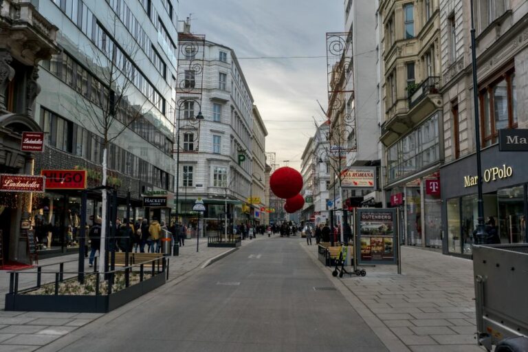 Begegnungszone Rotenturmstraße, 2019, Wien, Innere Stadt (1. Bezirk), Blick zum Stephansplatz, mit Weihnachtsdekoration