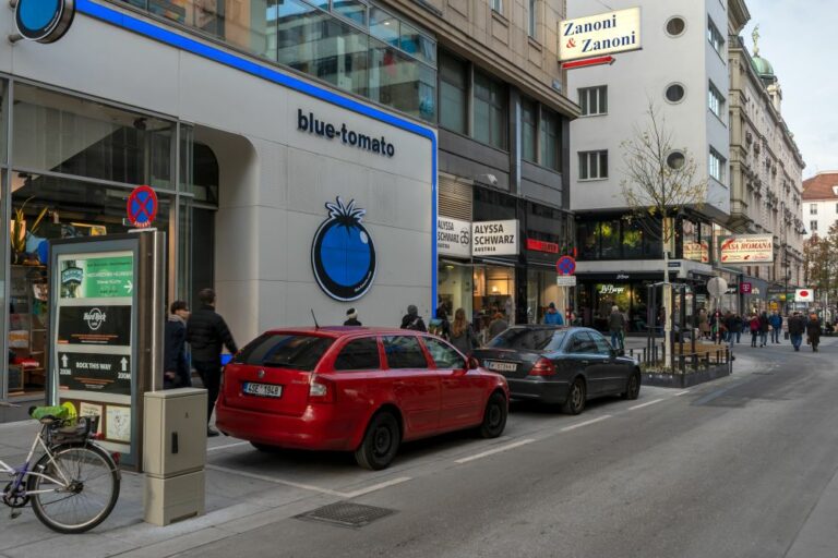 umgebaute Rotenturmstraße in Wien, Innere Stadt (1. Bezirk), parkende Autos, Fußgänger, Begegnungszone