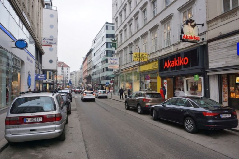 Rotenturmstraße vor Umbau zur Begegnungszone, parkende Autos, alte Häuser, Passanten, Ströcl, Akakiko, Zanoni