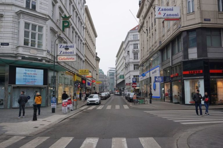 schmale Straße mit vielen Parkplätzen