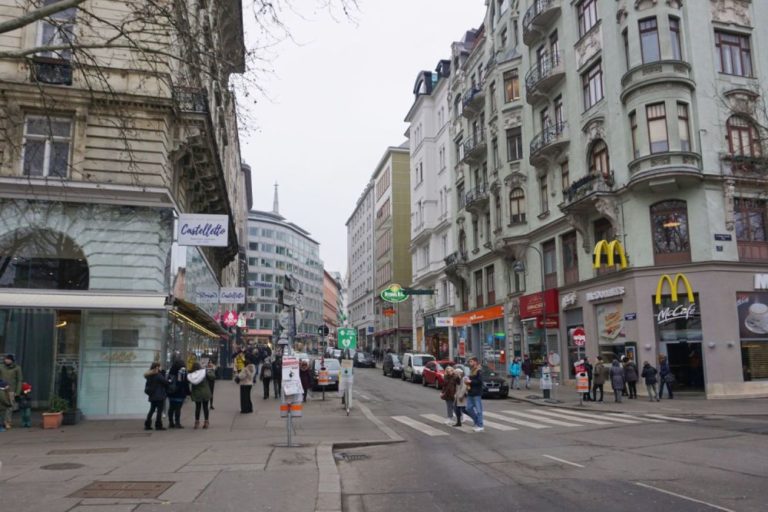 Rotenturmstraße vor dem Umbau zur Begegnungszone, beim Schwedenplatz