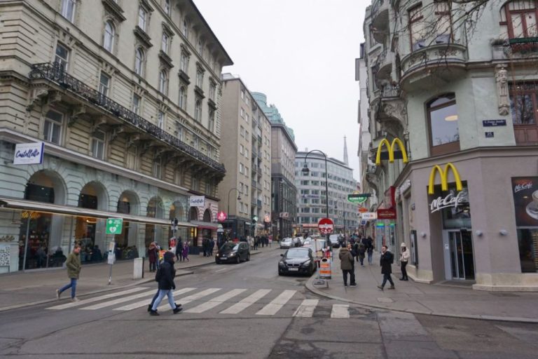 Rotenturmstraße vor dem Umbau zur Begegnungszone, beim Schwedenplatz, Fußgänger, Autos, Mc Café, Franz-Josefs-Kai, 1010 Wien