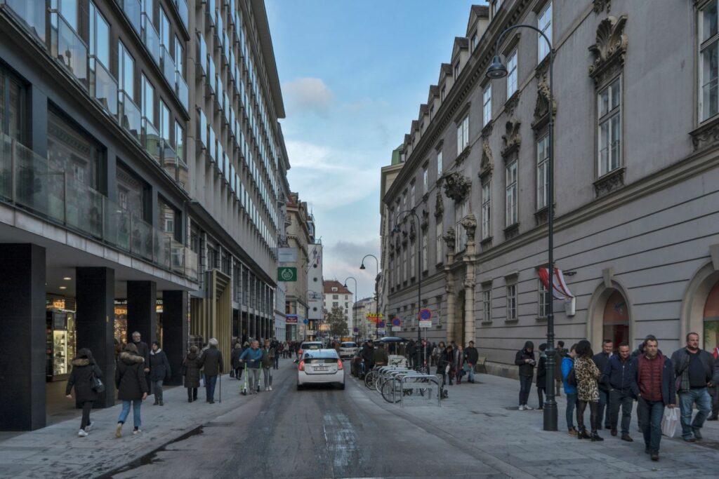 Rotenturmstraße nahe Stephansplatz, Fußgänger, Autos, Fahrräder, erzbischöfliches Palais, Wien