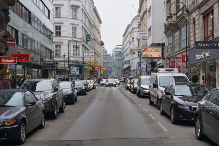 Rotenturmstraße mit vielen Parkplätzen, vor dem Umbau 2019, Wien