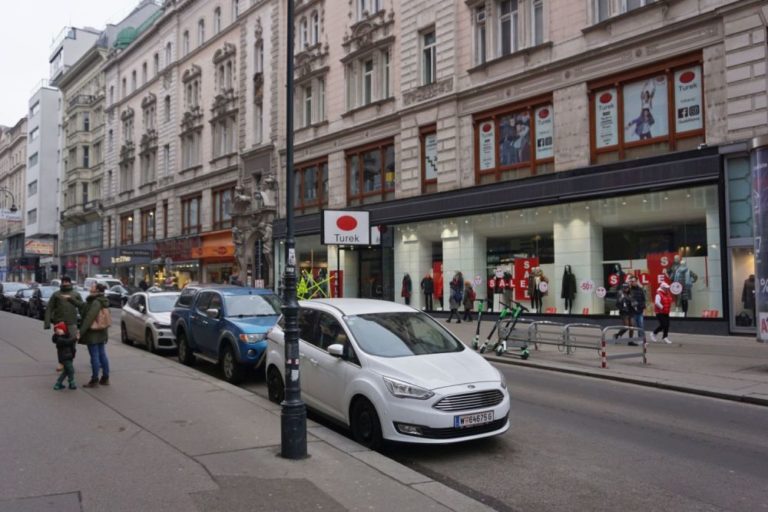 parkende Autos, historisches Gebäude, Rotenturmstraße vor Umbau zur Begegnungszone, Wien, Innere Stadt