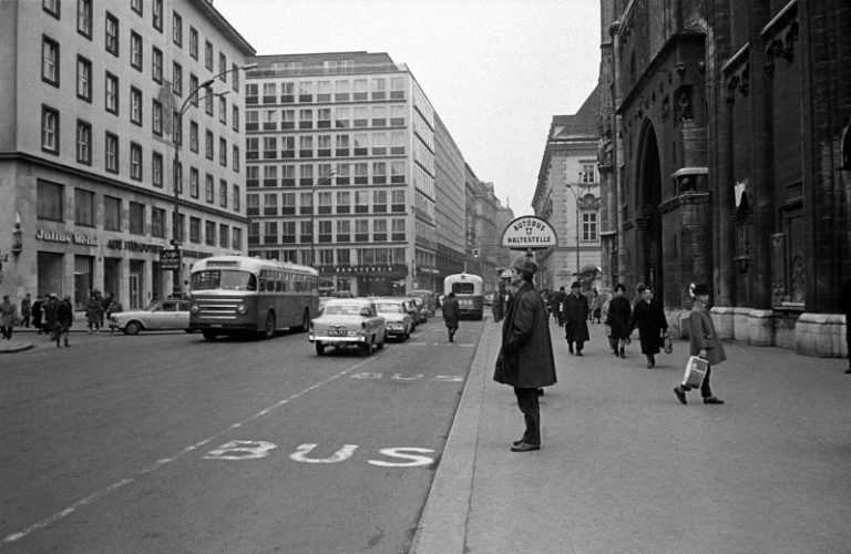 alte Aufnahme einer Bushaltestelle vor dem Stephansdom, Verkehr, Auto