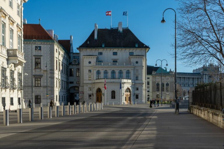 Löwelstraße, Ballhausplatz, Bundeskanzleramt, Hofburg, Straßenlaternen, Bäume, Poller, Asphalt, Fahnen